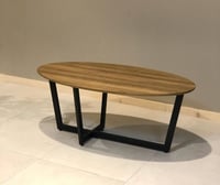 طاولة حديد وخشب بيضاوية كبيرة