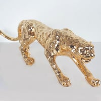 مجسم نمر ذهبي اللون وسط