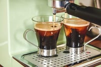 الة صنع القهوة من سوان مع تبخير الحليب - اخضر