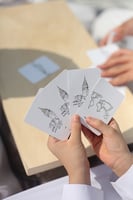 لعبة القطها وهي طايرة