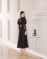 فستان اسود باكمام مطرزة