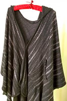 رداء بقبعة مع جيوب وبروش أنيق وعملي- أسود.