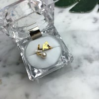 خاتم مطلي ذهب مع لولو نحيفه