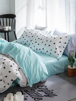 طقم لحاف 4 قطع أبيض ازرق/ مثلثات حجم 220*240