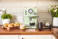 الة صنع القهوة من سوان مع تبخير الحليب - اخضر