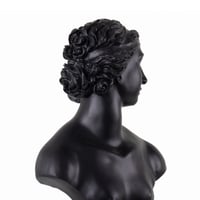 مجسم روماني اسود بقاعدة