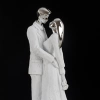 مجسم رومانسي باللون الابيض