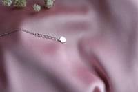 أسورة أنيقة باللون الفضي (B363).