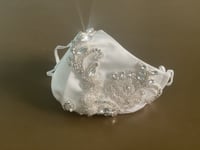 كمامة بيضاء سهرة مطرزة بالخرز الفضي