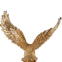 مجسم صقر باللون الذهبي