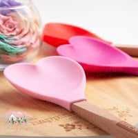 5933 ملعقة سيليكون بمسكة خشبية على شكل قلب بألوان...
