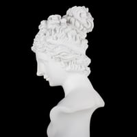 مجسم روماني صغير باللون الابيض