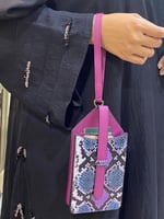 حامل جوال وعدد من البطايق