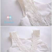 تيور احمر أنيق مع طبقه بالأبيض مع اكسسوار شعر