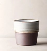 فنجان فخاري يدوي على الطراز الشرقي العتيق