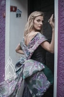 فستان سهرة قطيفة حرير موف مع شيفون حرير رسم أوركيد