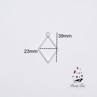 155 - تعليقة شكل معين صغير لون فضي