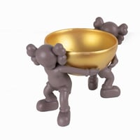 مجسمين حاملا الكوب