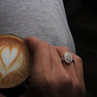 خاتم ملكي رجالي شكل عمودي تصميم حسب الطلب