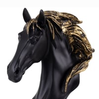 مجسم راس حصان اسود