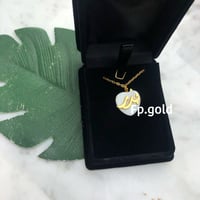 قلاد صدف قلب مطلي ذهب الاسم بالجهتين