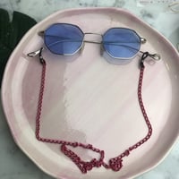 تعليقه نظاره باللون فوشي على أحمر