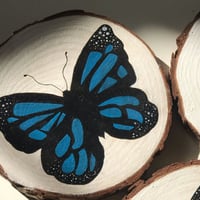 قاعدة كوب رسم يدوي -نمط فراشة-