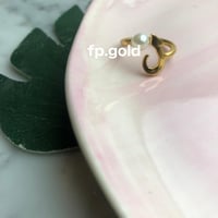 خاتم مطلي ذهب مع لولو نحيفه