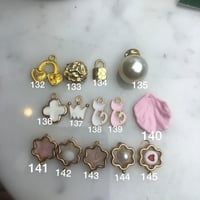 بروش الخرزه الزرقاء يمكن تغيير الفصوص مرفق صوره لل...