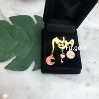 بروش ملون ب ثلاث فصوص مطلي ذهب