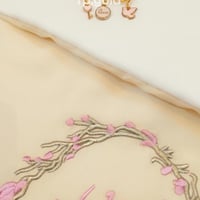 بروش مطلي ذهب يمكن تغيير الفصوص مرفق صوره للفصوص