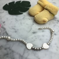 تعليقه لولو ابيض وفضي وقلب صدف