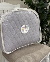 سرير متنقل رمادي مناسب للجنسين