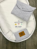 سرير متنقل رمادي مناسب للجنسين