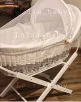 سلة خيزران ابيض مع مفرش ابيض وقاعدة