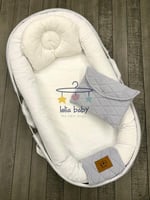 سرير متنقل رمادي مناسب للجنسين