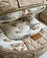 سرير متنقل بني مناسب للجنسين