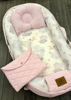 سرير متنقل وردي لطيف