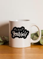 كوب ١١ أونصة من السيراميك بتصميم حب نفسك