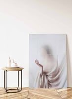 لوحة كانفاس على إطار خشبي بتمصيم يد من خلف الستارة