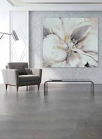 لوحة جدارية كبيرة بتصميم زهور مميزة بيضاء