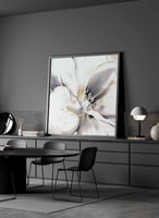 لوحة جدارية كبيرة بتصميم زهور مميزة بيضاء