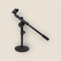 حامل ميكروفون مكتبي قصير لتسجيل صوتي ثابت وواضح