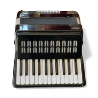 آلة أكورديون 16 بيز احترافي بصوت قوي وأداء ثابت با...