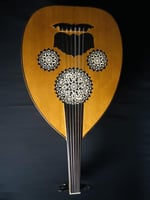 عود الصقر الموسيقي – عود شرقي فاخر مرسوم يدويًا