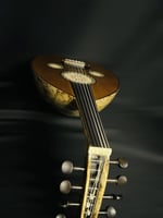 عود الصقر الموسيقي – عود شرقي فاخر مرسوم يدويًا