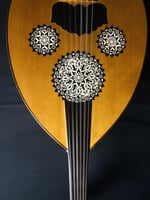 عود الصقر الموسيقي – عود شرقي فاخر مرسوم يدويًا