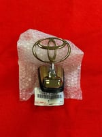 تمثال كبوت ذهبي لاندكروزر من 2007 وتحت اصلي