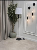 أبجورة أرضية (ستاند) ذات تصميم بسيط وأنيق.