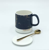 كوب سيراميكي (رخامي) بتصميم بسيط مع غطاء وملعقه ذه...